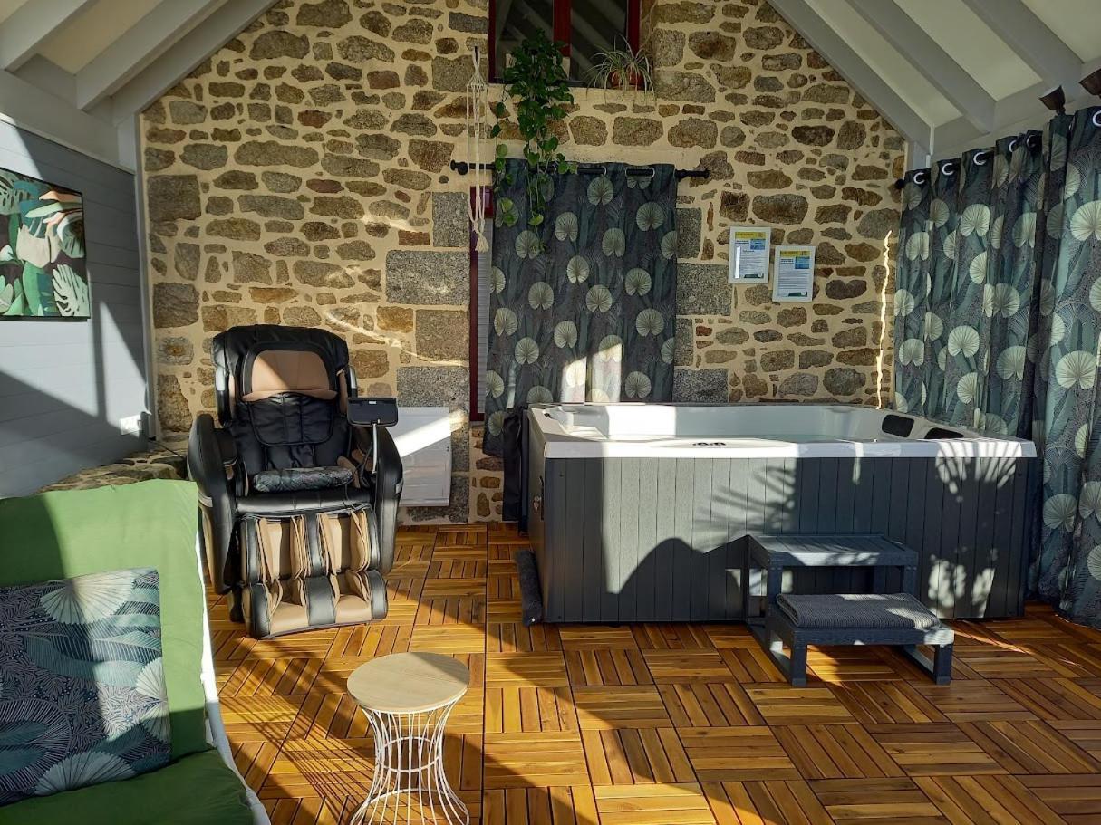 Le Domaine De La Petite Chevre Villa Ploumagoar Eksteriør billede